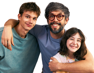 Un padre con sus brazos alrededor de su hijo y su hija, todos sonrientes
